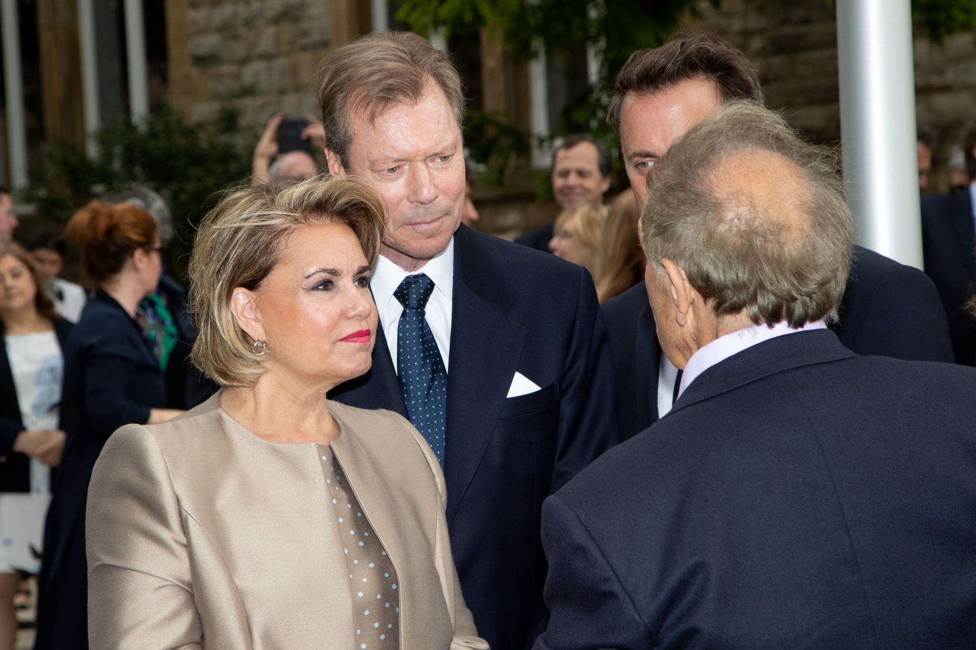 Le Couple grand-ducal et M. Xavier Bettel, Premier ministre, s'entretient avec M. Shelomo Selinger, artiste sculpteur et survivant des camps de la mort.
