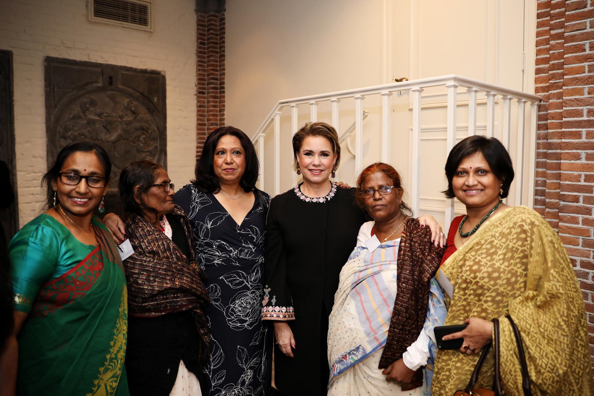 La Grande-Duchesse est entourée de survivantes, membres du « Global Survivor Network » ayant animé la soirée de leurs chants.

A sa droite, Mme Pramila Patten, Représentante spéciale chargée de la question des violences sexuelles en période de conflit (ONU)
