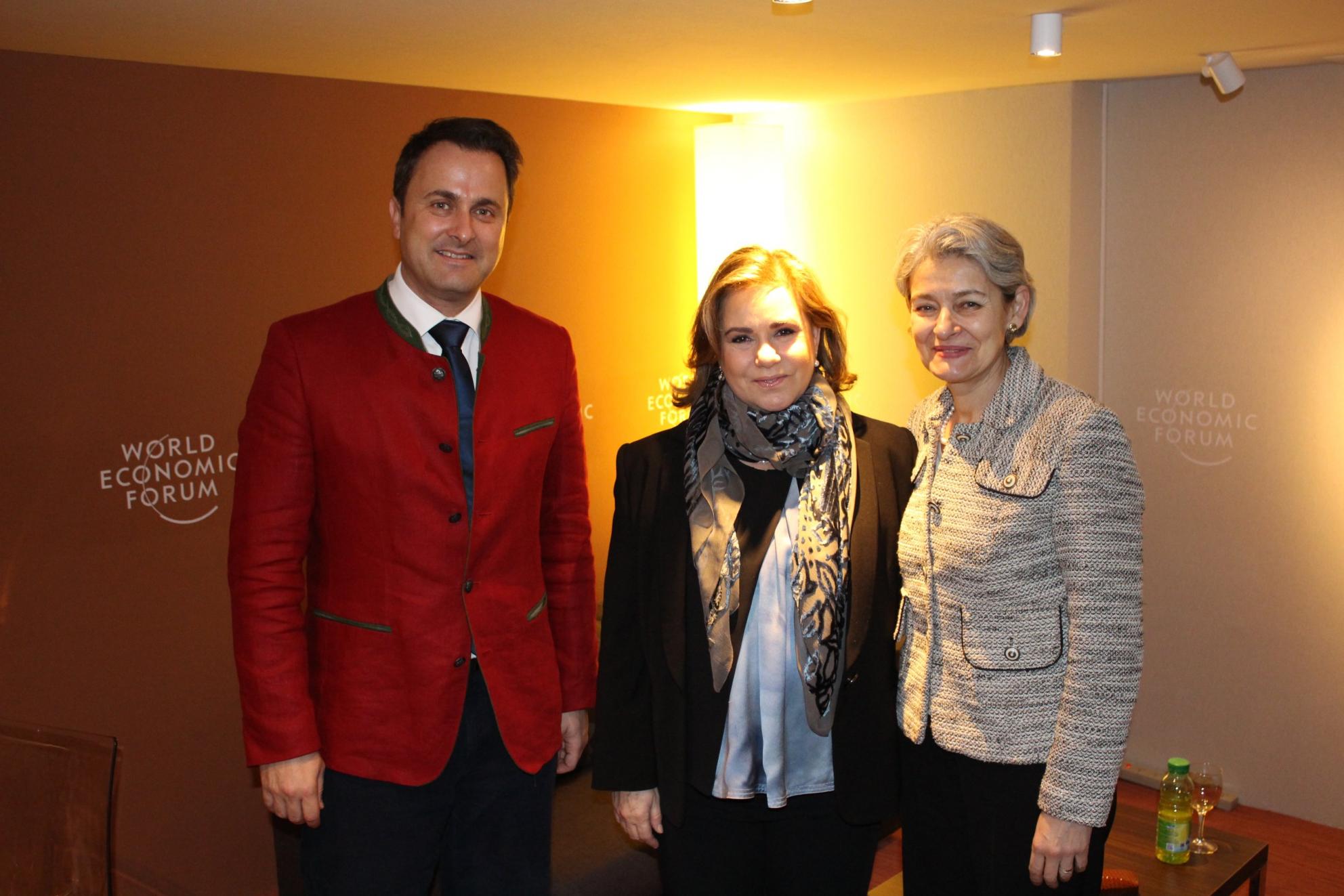 S.A.R. la Grande-Duchesse est entourée par Monsieur Xavier Bettel, Premier ministre, ministre d’Etat; et Madame Irina Bokova, directrice générale de l'UNESCO.

