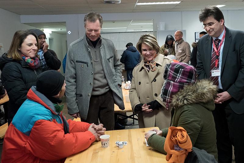 Le Couple grand-ducal, accompagné par Madame Corinne Cahen, ministre de la Famille; et Monsieur Charel Schmit, président Caritas Accueil et Solidarité, s'informe auprès des sans-abris du foyer de nuit.
