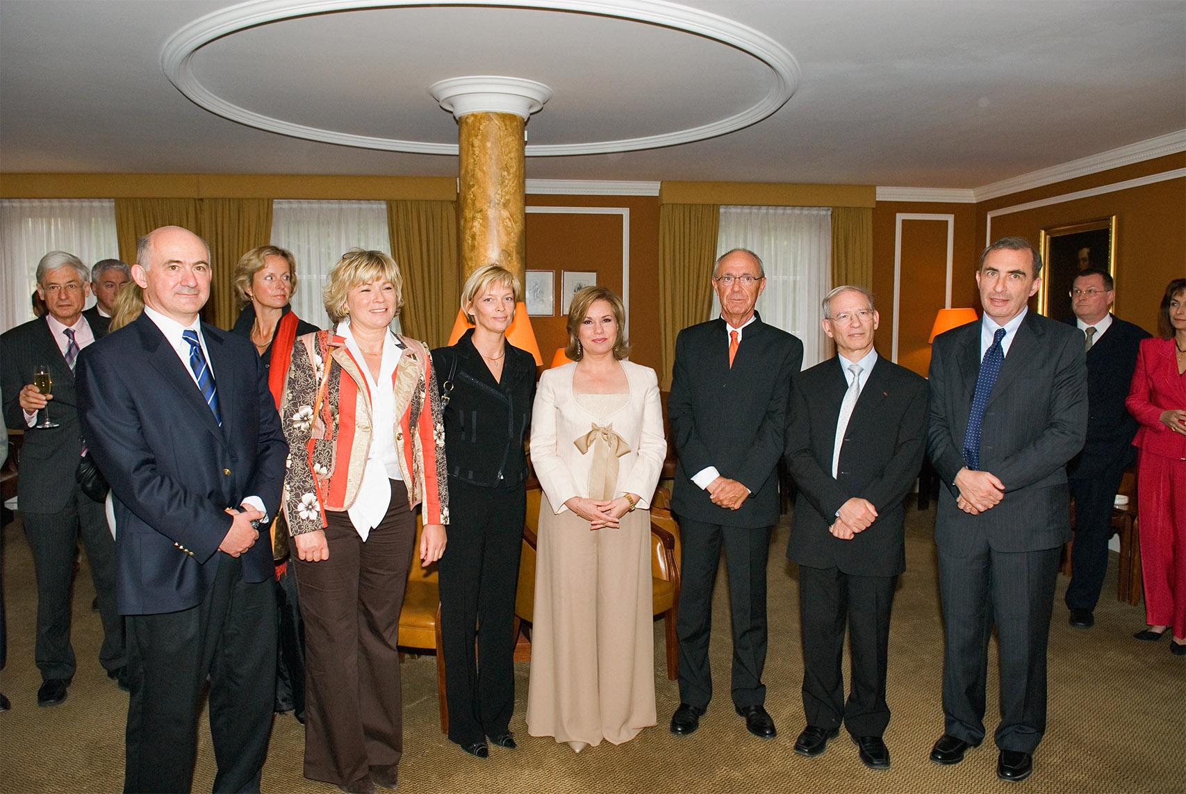 La Grande-Duchesse entourée du Comité de l'ONG "Aide au développement de la santé".
