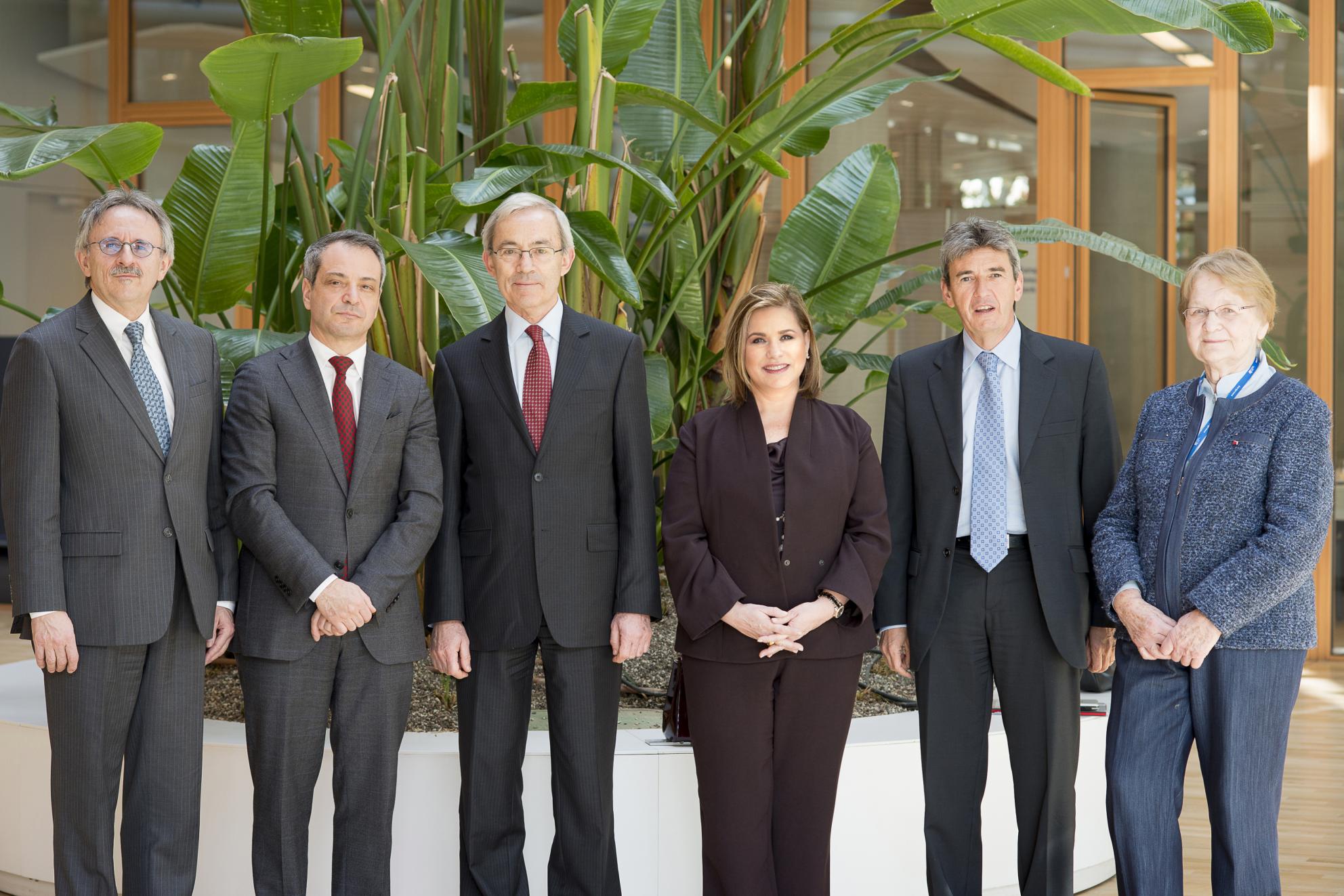 Son Altesse Royale la Grande-Duchesse est entourée, de g. à dr., par M. Guy Clausse, doyen de l’Institut BEI; M. Carlo Mango, Fondation Cariplo; M. Christopher Pissarides, Prix Nobel d’économie en 2010; M. Philippe de Fontaine Vive, président de l’Institut BEI; Mme Maria Nowak, présidente-fondatrice de l'Association pour le droit à l’initiative économique et co-fondatrice du Réseau Européen de la Microfinance.
