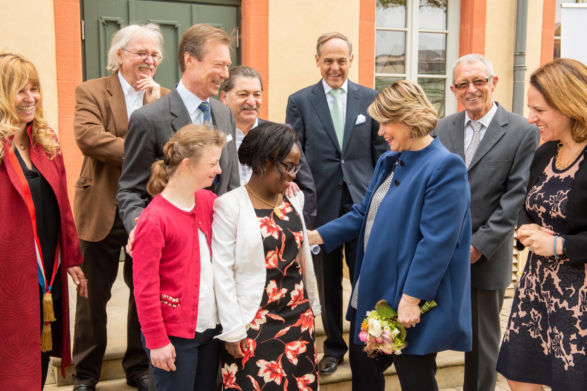Lors de l'arrivée au Château de Bettange, le Couple grand-ducal est accueilli par Eunice et Domitille, deux jeunes filles, usagers de l'APEMH.
