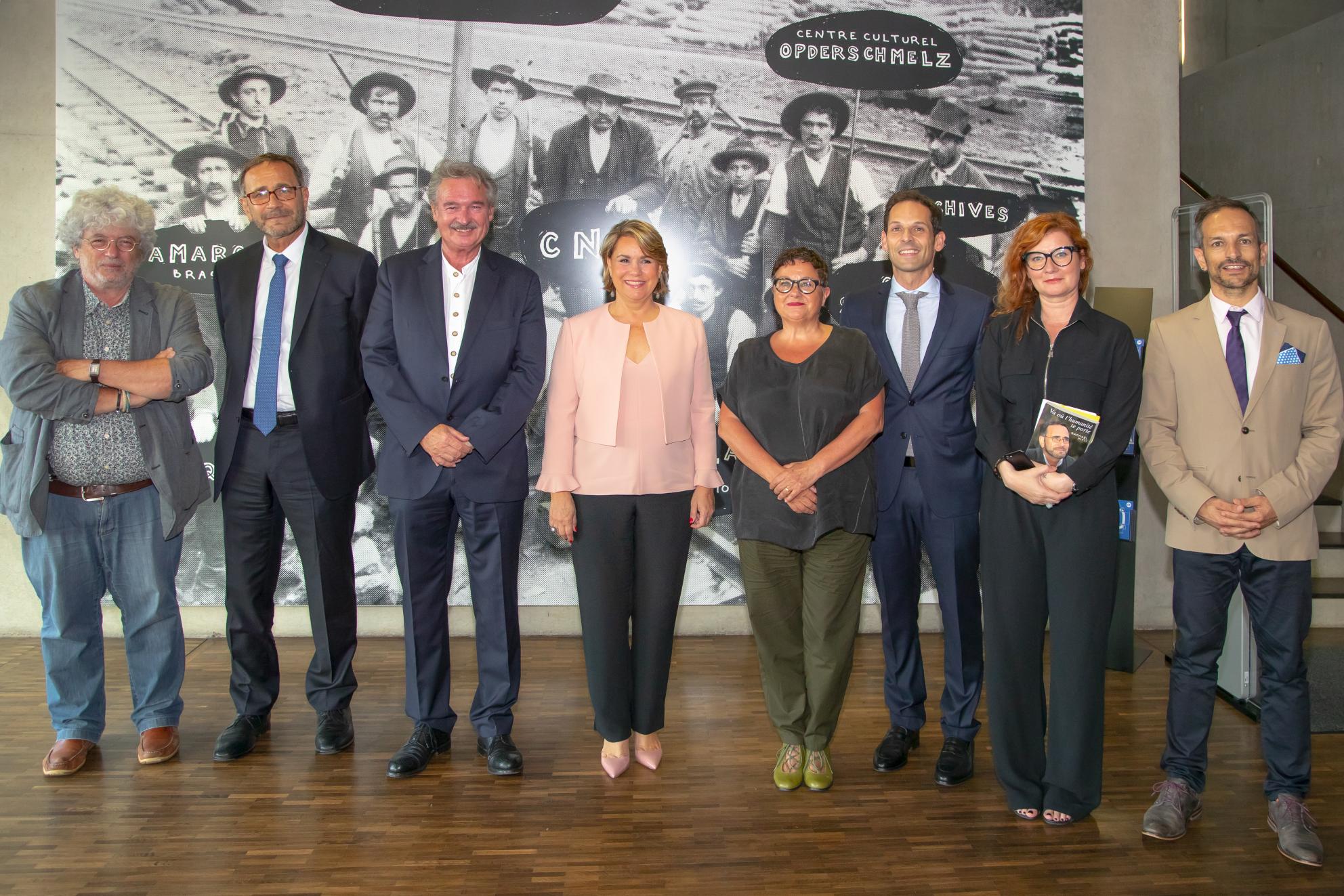 S.A.R. la Grande-Duchesse est entourée, de g. à dr., par M. Gilbert Pregno; président de la Commission Consultative des Droits de l'Homme; Dr. Raphael Pitti; M. Jean Asselborn, Ministre des Affaires étrangères; Mme Danielle Igniti, directrice du centre culturel "opderschmelz"; M. Dan Biancalana, bourgmestre de la ville de Dudelange; et Mme Mme Karolina Markiewicz, organisatrice de l’évènement; M. Loris Spina, échevin de la ville de Dudelange.
