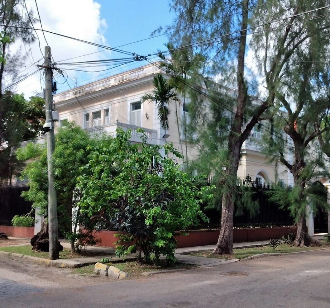 Calle 13, n° 651, à l'angle de la Calle B à Vedado, un projet de 1915 de la famille Morales pour Laureano Falla Gutiérrez et Dolores Bonet Mora
