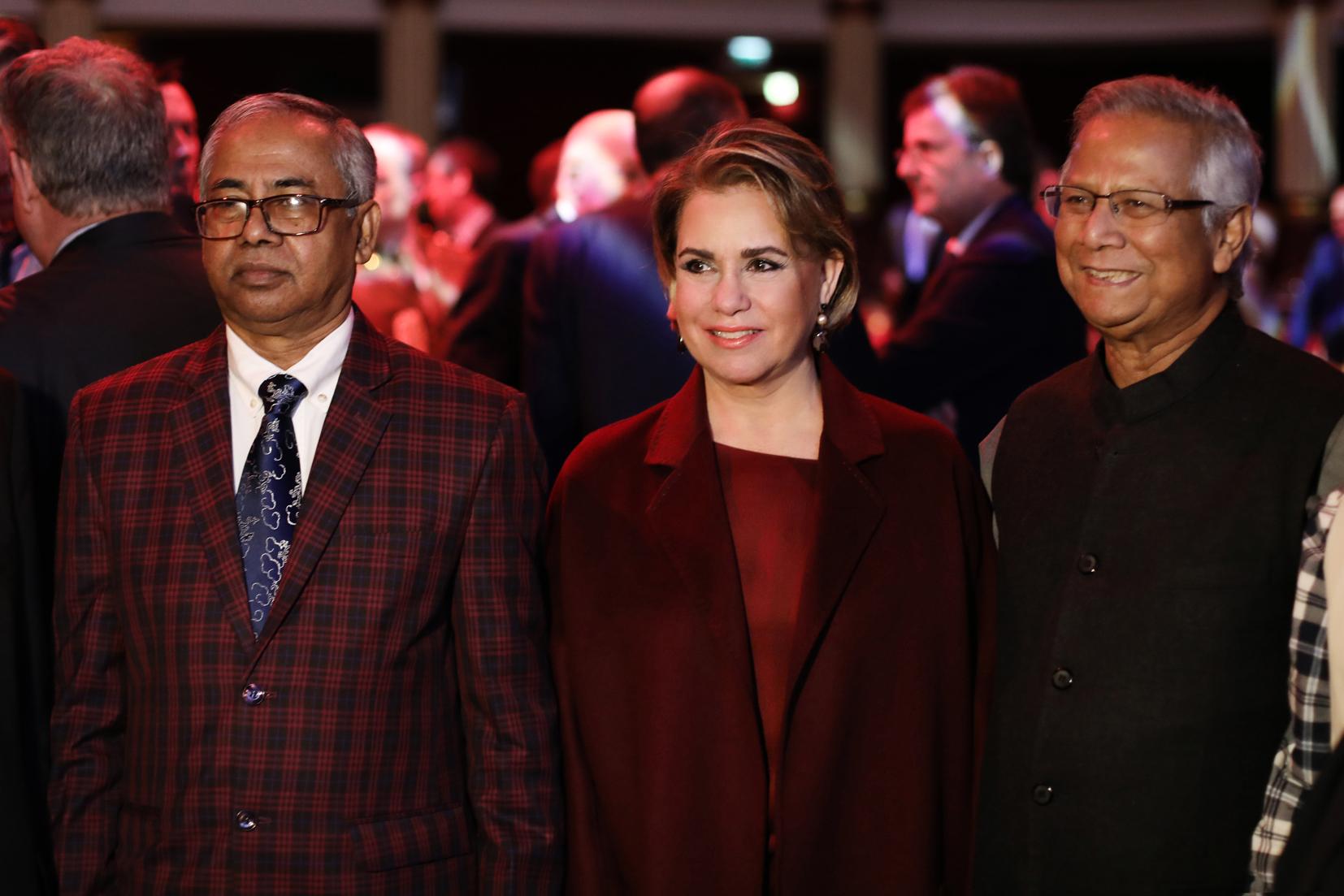 S.A.R. la Grande-Duchesse est entourée (de gauche à droite) par MM. Abdul Hai Kahn, Managing Director of Grameen Trust; et Muhammad Yunus, administrateur de la Fondation Grameen Crédit Agricole et lauréat du Prix Nobel de la Paix 2006
