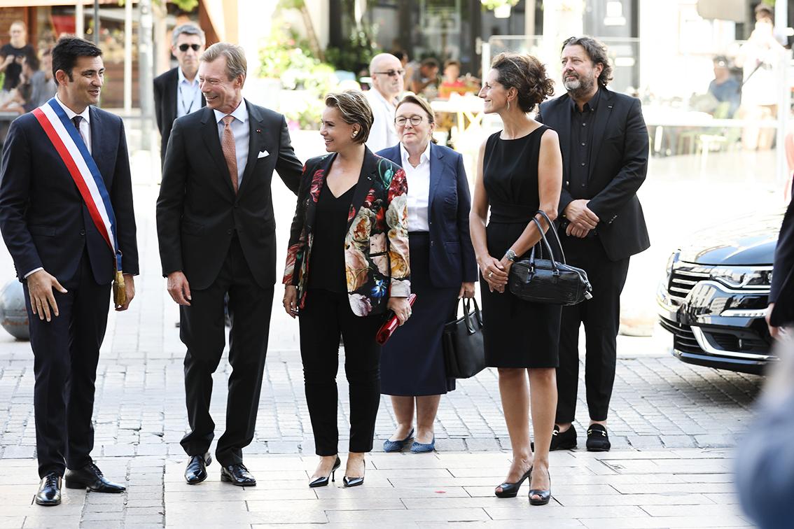 LL.AA.RR. le Grand-Duc et la Grande-Duchesse sont entourés par (de gauche à droite) M. Xavier Bonnefont, maire d’Angoulême ; SEMme Martine Schommer, Ambassadeur du Luxembourg en France ; Mme Marie Lajus, préfète de la Charente.
