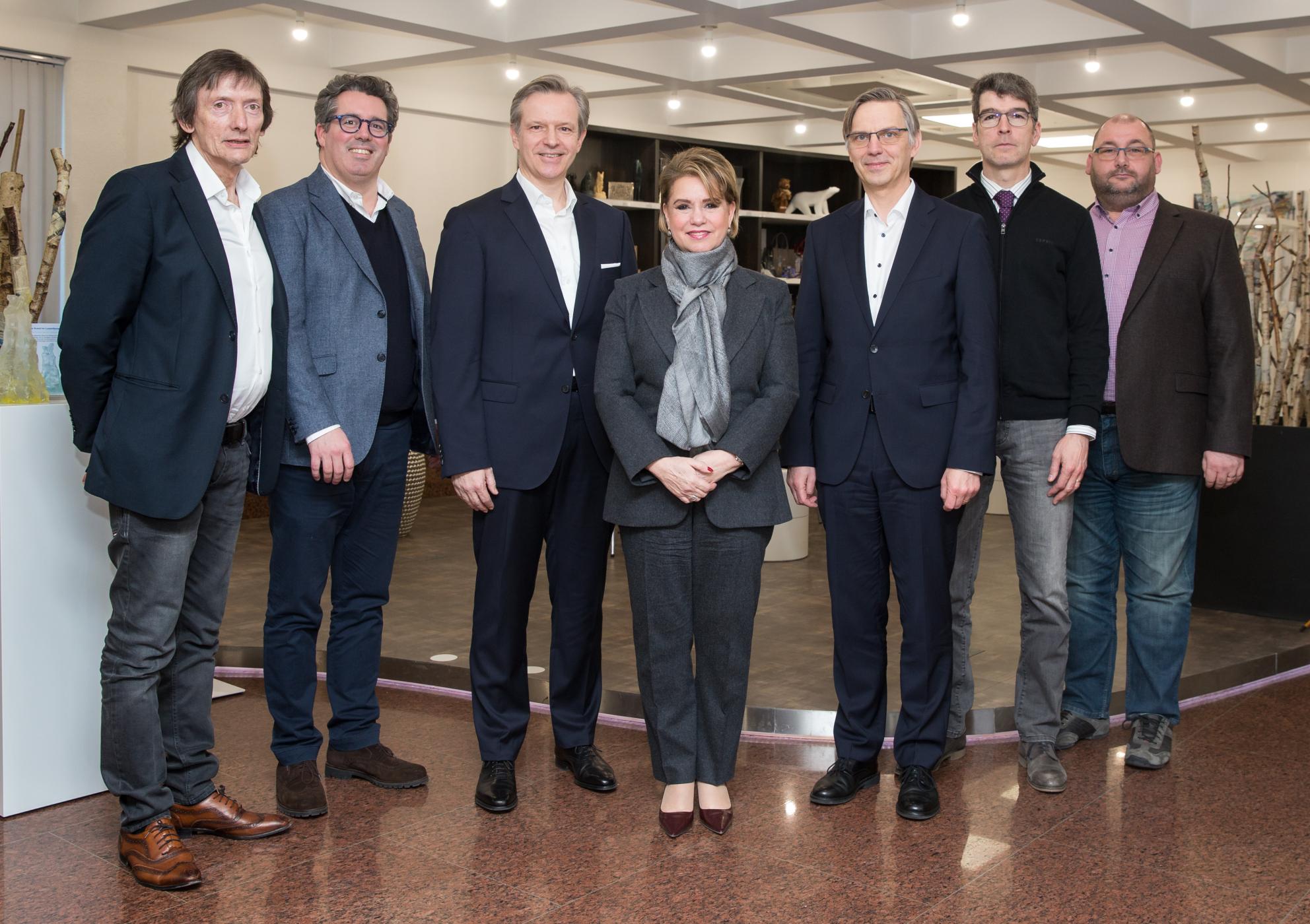 Son Altesse Royale la Grande-Duchesse est entourée (de gauche à droite) par M. Gaston Carré, chef de la rubrique politique étrangère; M. Claude Feyereisen, rédacteur en chef adjoint; M. Roland Arens, rédacteur en chef; M. Paul Peckels, directeur général groupe Wort; M. Marc Schlammes, rédacteur en chef adjoint; et M. Dan Michels, rédacteur en chef Télécran.
