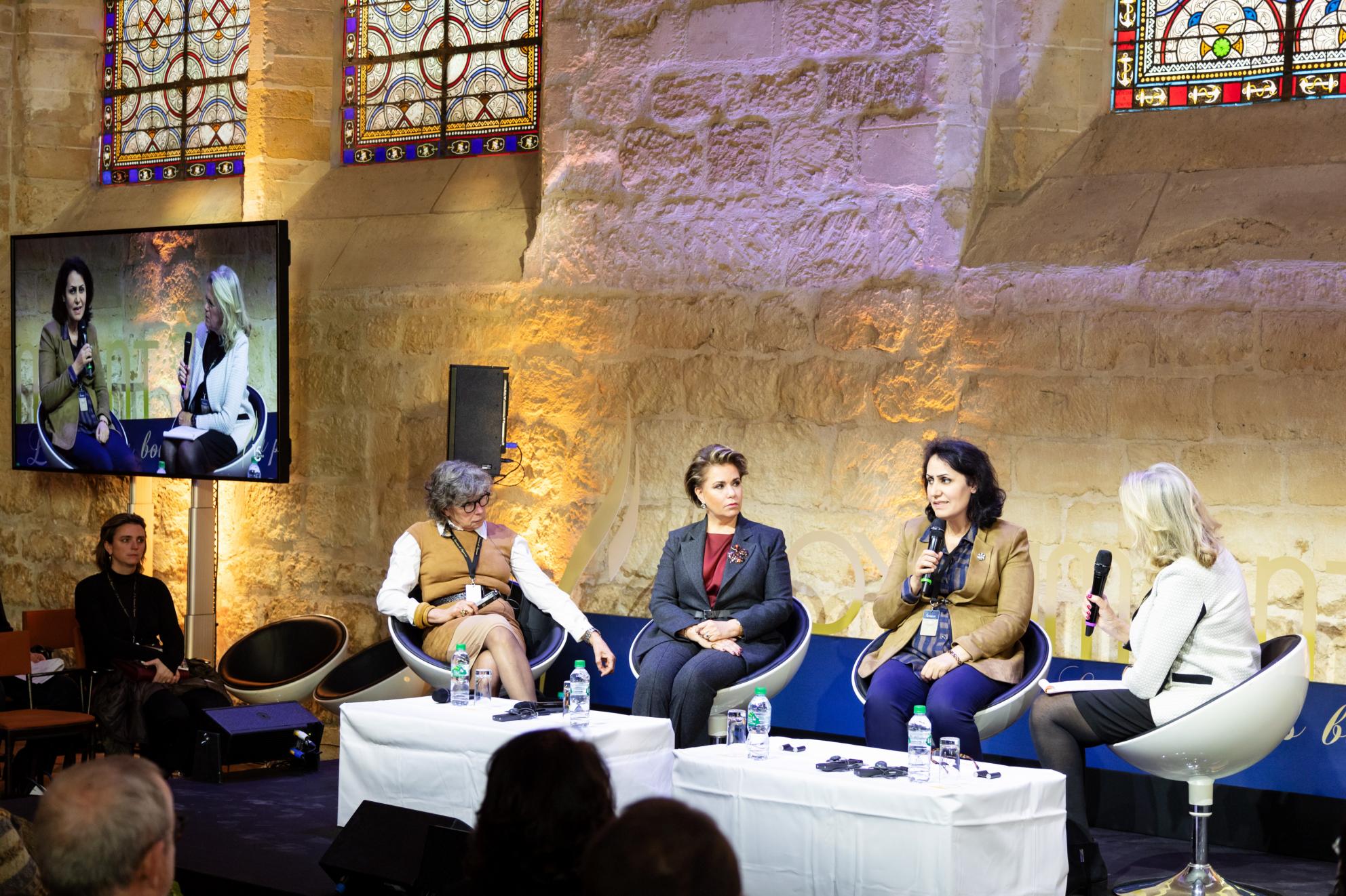 Lors de l'échange "Être une Femme, et victime" animé par Mme Madeleine Czigler, Macleans, S.A.R. la Grande-Duchesse est entourée, de g. à dr. par Mme Isabelle Thery, Vice-présidente du tribunal de grande instance de Melun et par la médecin yézidie Dr Nagham Hasan.
