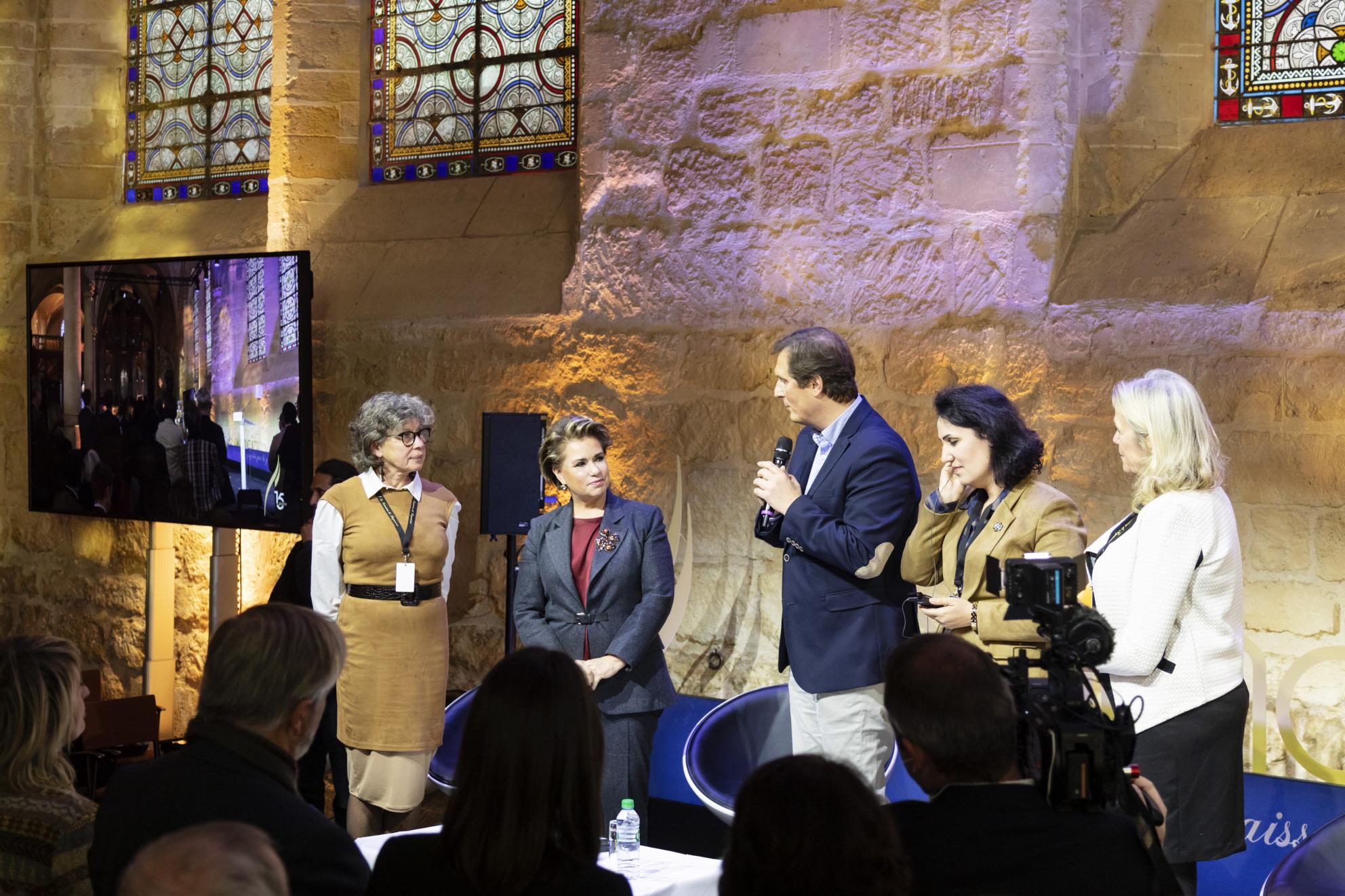 Lors de l'échange "Être une Femme, et victime" animé par Mme Madeleine Czigler, Macleans (à droite), S.A.R. la Grande-Duchesse est entourée, de g. à dr. par Mme Isabelle Thery, Vice-présidente du tribunal de grande instance de Melun, par Monsieur Jérôme Chartier, député Les Républicains, organisateur des Entretiens de Royaumont et par la médecin yézidie Dr Nagham Hasan et
