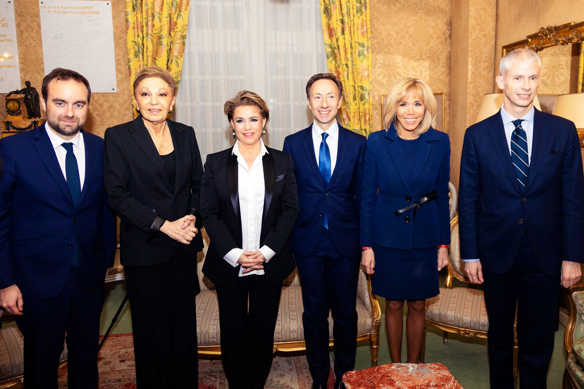 De g. à dr.: Sébastien Lecornu, ministre auprès de la ministre de la Cohésion des territoires et des Relations avec les collectivités territoriales, chargé des Collectivités territoriales (FR); Sa Majesté l'Impératrice Farah Pahlavi d'Iran; Son Altesse Royale la Grande-Duchesse; Stéphane Bern; Madame Brigitte Macron; Monsieur Franck Riester, ministre de la Culture (FR)
