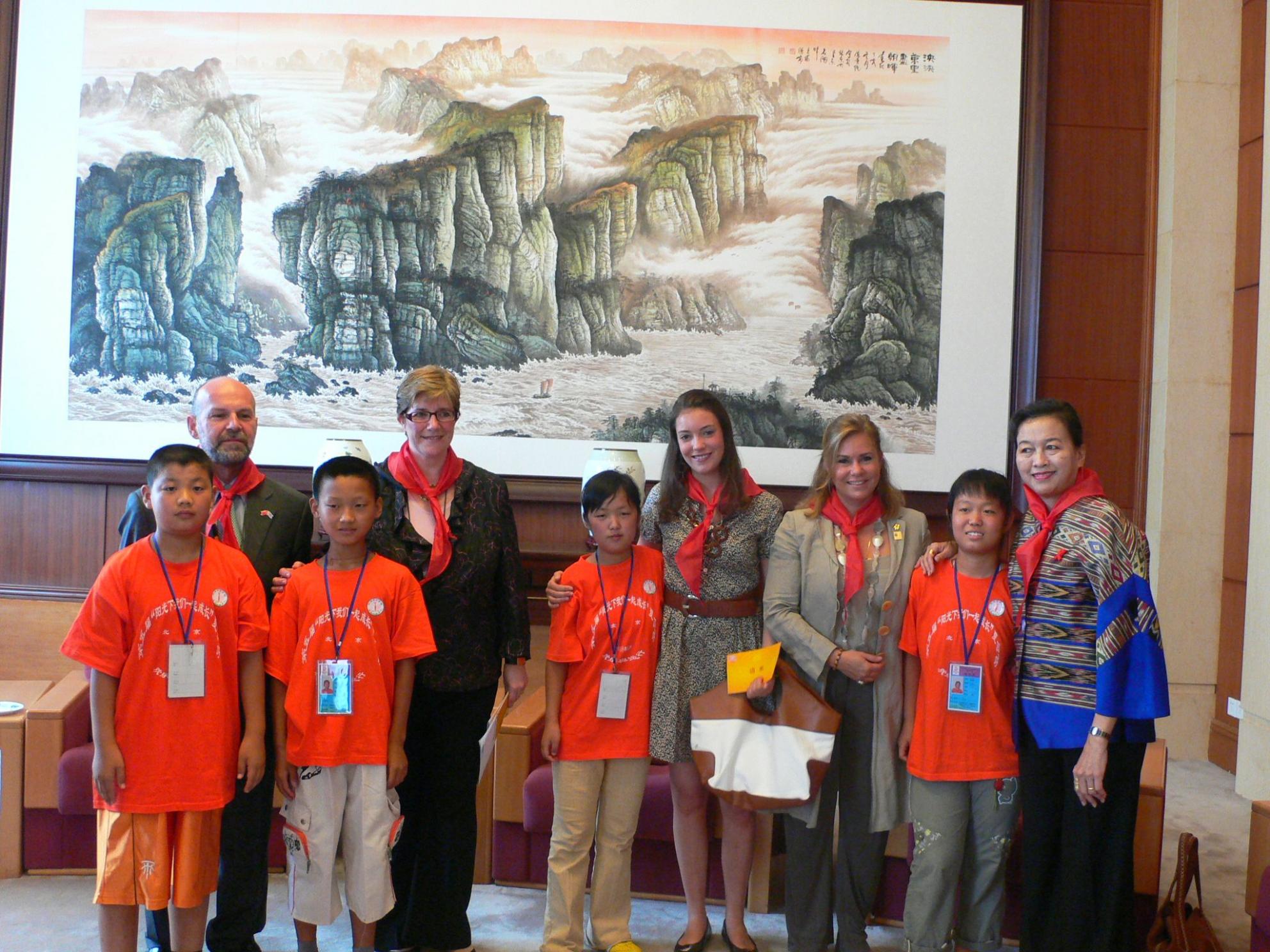 LL.AA.RR. la Grande-Duchesse et la Princesse Alexandra entourées des organisateurs et d'enfants bénévoles
