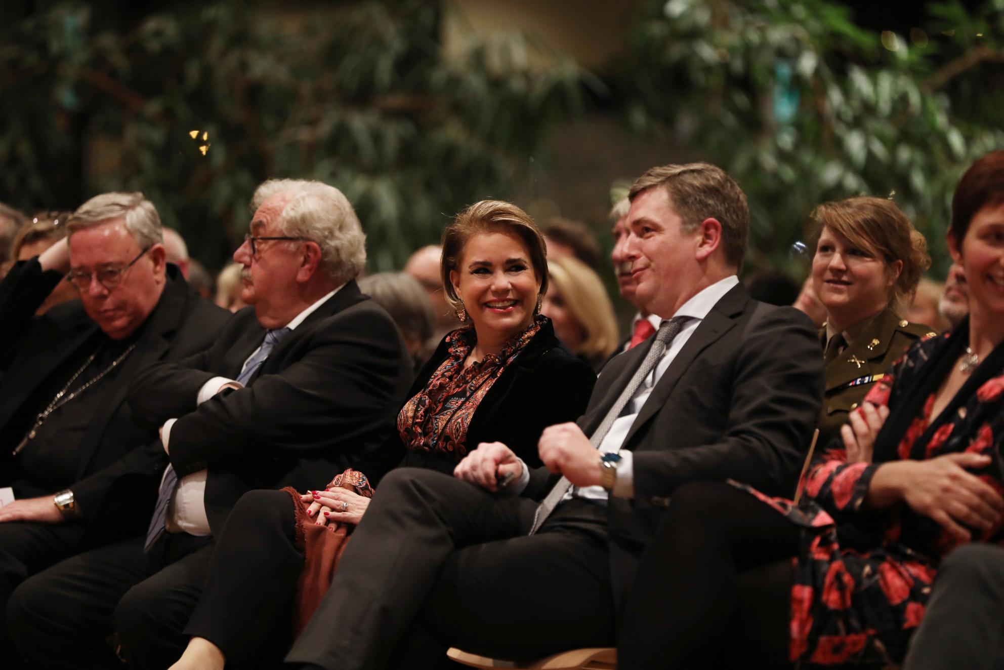 S.A.R. la Grande-Duchesse est entourée, de g. à dr. par, l’Archevêque Jean-Claude Hollerich, M. Raymond Weydert, bourgmestre de Niederanven, M. Marc Crochet, président de l’Agence du Bénévolat et Mme Danielle Merx, chargée de direction de l’Agence du Bénévolat
