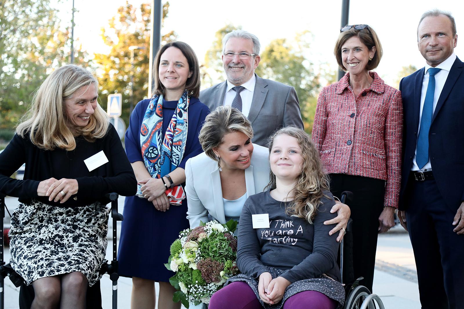 Son Altesse Royale la Grande-Duchesse est entourée (de gauche à droite) par Mme Shirley Feider-Rohen, présidente de l’ALAN – Maladies Rares Luxembourg; Mme Corinne Cahen, ministre de la Famille et de l’Intégration; M. Mars Di Bartolomeo, président de la Chambre des députés; la petite Jil; Mme Lydia Mutsch, ministre de la Santé; M. Gilles Roth, bourgmestre de Mamer.
