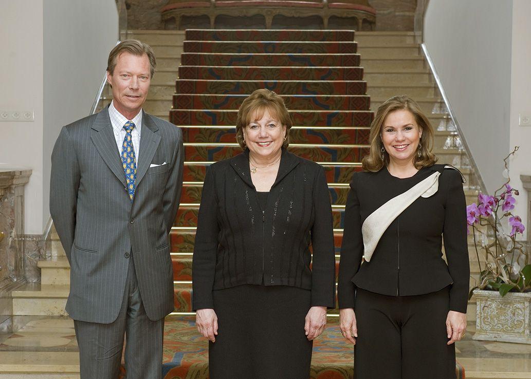 De g. à dr. : S.A.R. le Grand-Duc, Mme Ann M. Veneman, directrice générale d'UNICEF International, et S.A.R. la Grande-Duchesse
