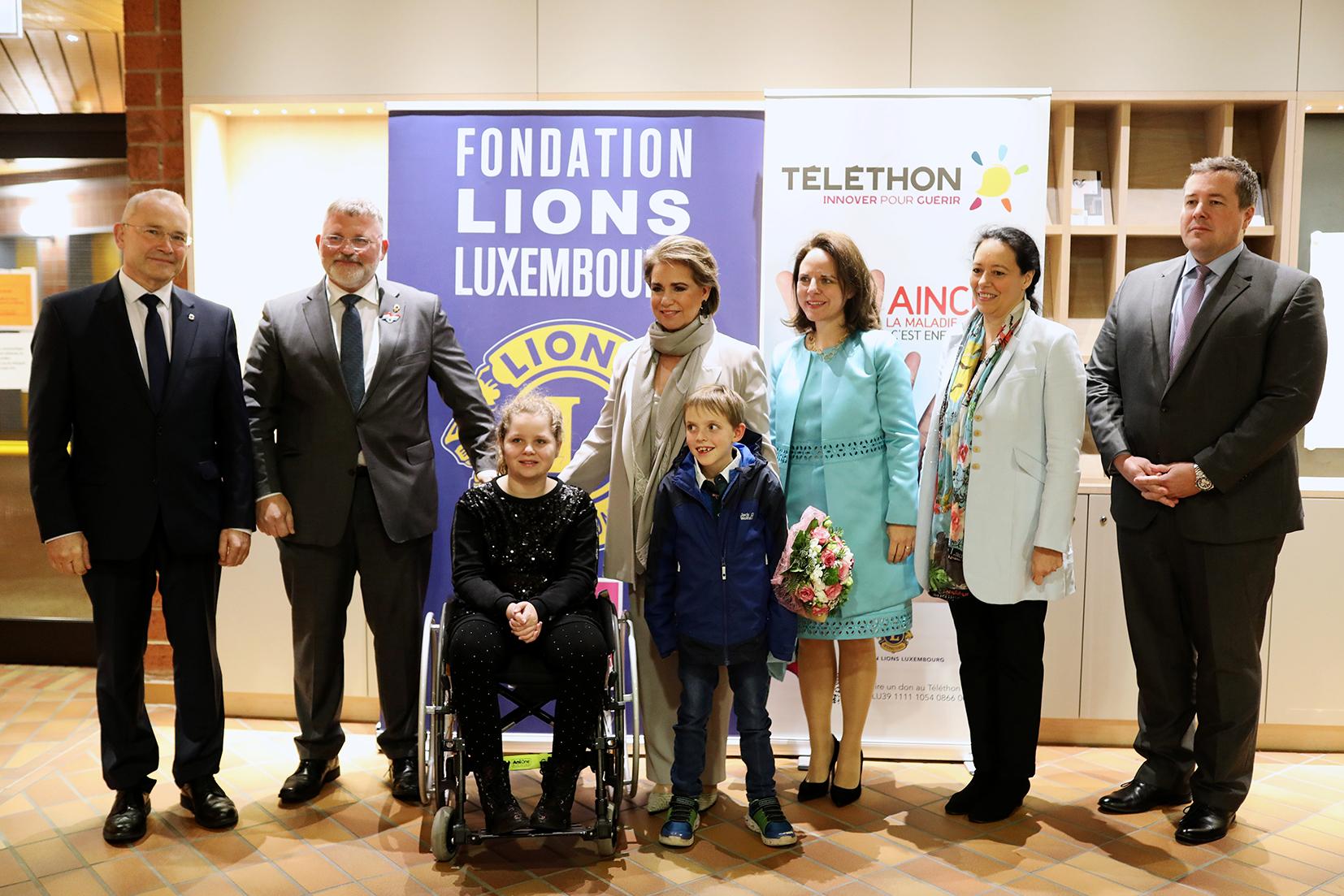 S.A.R. la Grande-Duchesse est entourée (de gauche à droite) par M. Jean-Paul Collin, coordinateur national Téléthon; M. Stefan Chorus, gouverneur du District Lions 113 Luxembourg; Mme Corinne Cahen, ministre de la Famille et de l’Intégration; Mme Isabel Wiseler-Lima, échevin de la Ville de Luxembourg; et M. Marc Meyers, directeur du Conservatoire de la Ville de Luxembourg.

